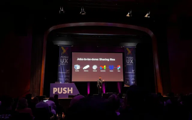 Mustafa Kurtuldu auf der Bühne bei seinem Vortrag