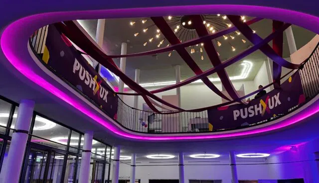 Die Kongresshalle, dekoriert mit Bannern der PushUX Konferenz